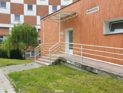 David prochází nočním městem