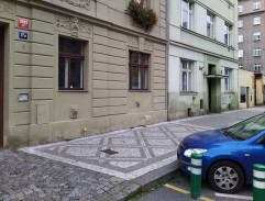 pred domom Jakuba a Petry 4