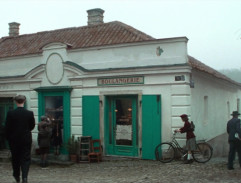 Sara před pekárnou