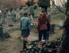 Dospělá Sara na hřbitově