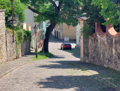 Děti běží ulicí