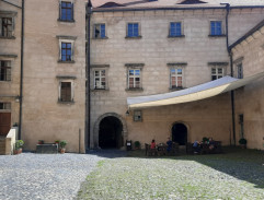 Děti na dvoře školy