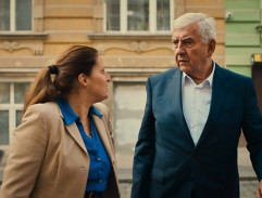 Před bydlištěm Novákových