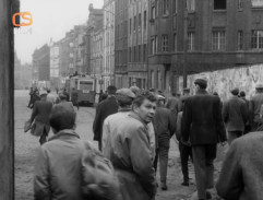 Ulice před továrnou