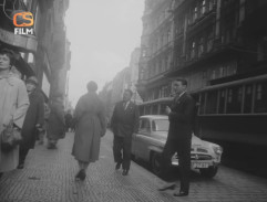 Před květinářstvím 