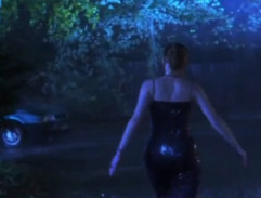 Před bydlištěm Cristine