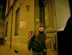 malá jde domů, ale potká skřítka