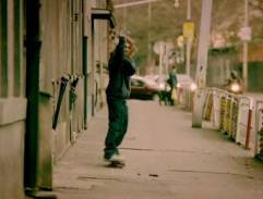 mladej ujíždí na skateboardu :o)