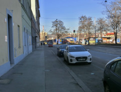 mladej ujíždí na skateboardu :o)