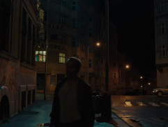 Před bydlištěm Julie