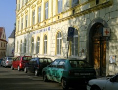 Na ulici před poliklinikou