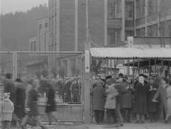 Před branou závodu