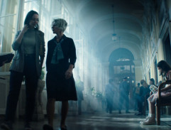 Malá Eve na chodbě