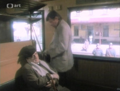 Vlak vjíždí do stanice