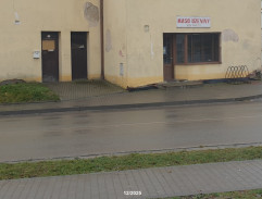 Před obchodem U Kroupů