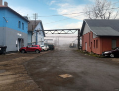 V průmyslovém areálu