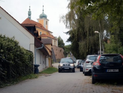 Ulička u kostela