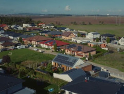 Před domkem Tichých