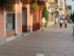 ulica pred kaviarňou