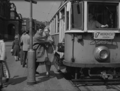 Tramvaj na zastávce