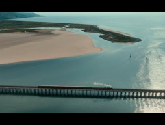 Vlak jedoucí přes most