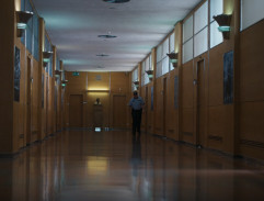 Chodba krajského ředitelství policie