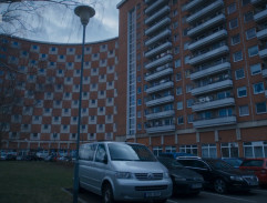 Před bydlištěm Aleny Chválové