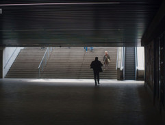 policista běží podchodem