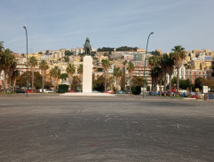 Rozhovor na náměstí cestou k moři