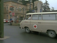 Sanitka přijíždí do nemocnice