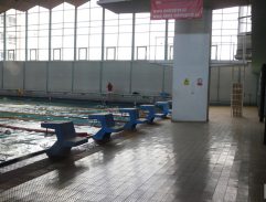 V plaveckém bazénu