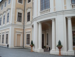 Před sídlem Kelettiových