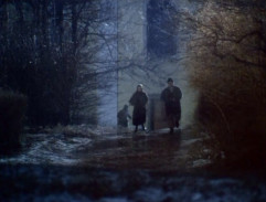 pred kostolom v Treskoviciach