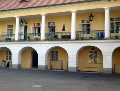 nádvorie na Veselej Horke