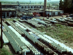 Továrna, kde Zemánek, Liška pracují