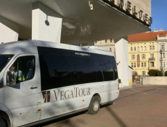 Před hotelem Imperial