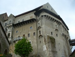 Honza obklopena prizraky