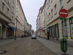 Před domem Písečné