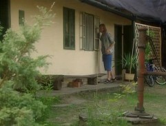 dvor domu, kde býva Katka