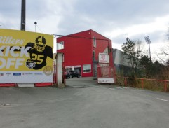 pred futbalovým štadiónom