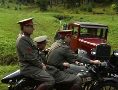 Příjezd pátračky k místu činu