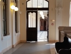 v budove veliteľstva četnictva