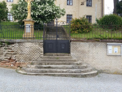 Před četnickou stanicí v Boskovicích