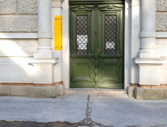 Před obchodní akademií