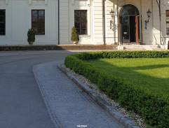 parkovisko pred zámkom Malinovských