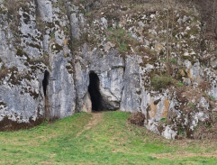 U vstupu do jeskyně - III