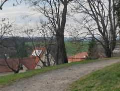 Před kostelem