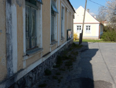 Alfons Karásek s hostinským nosí piva