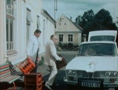 Alfons Karásek s hostinským nosí piva