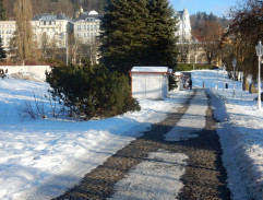 pred policajnou stanicou